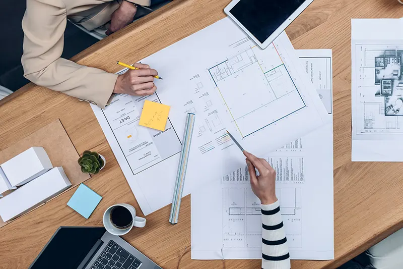personas analizando un plano de una propiedad